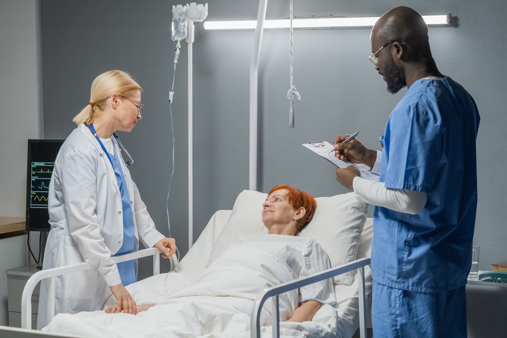 Doctors prescribing treatment for woman